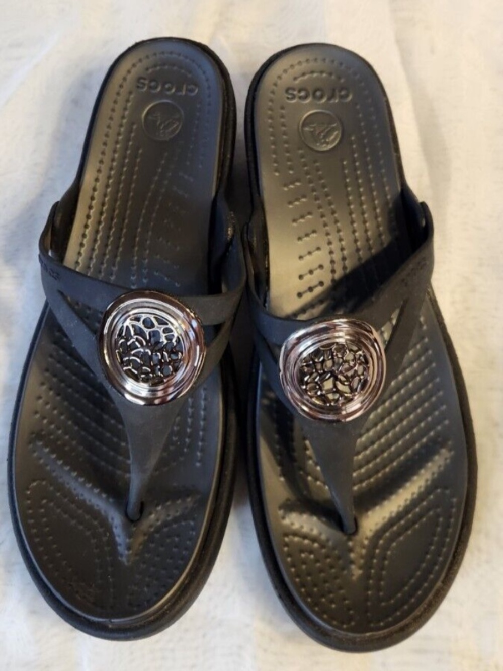 Crocs Sanrah Flip Flop Wedge Sandal Women’s Black Size 6 Gold Circle Medallion.